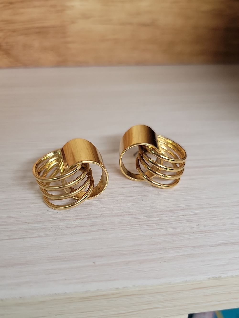 VTG 80s Gold Interlocking Multi Hoop Earrings Polished Ribbon Statement